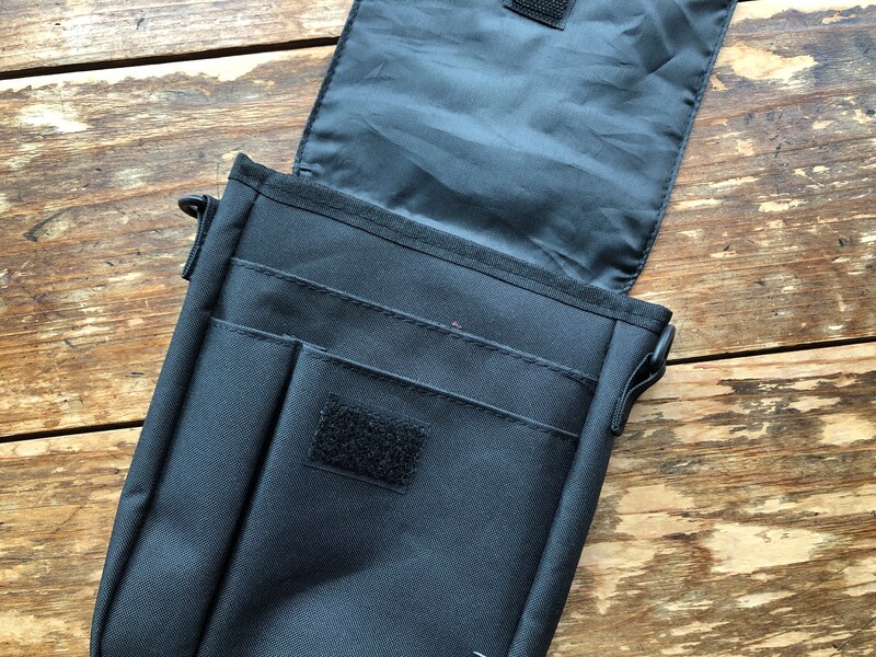 ダイソーの「ウエストポーチ」はポケットの数も多い