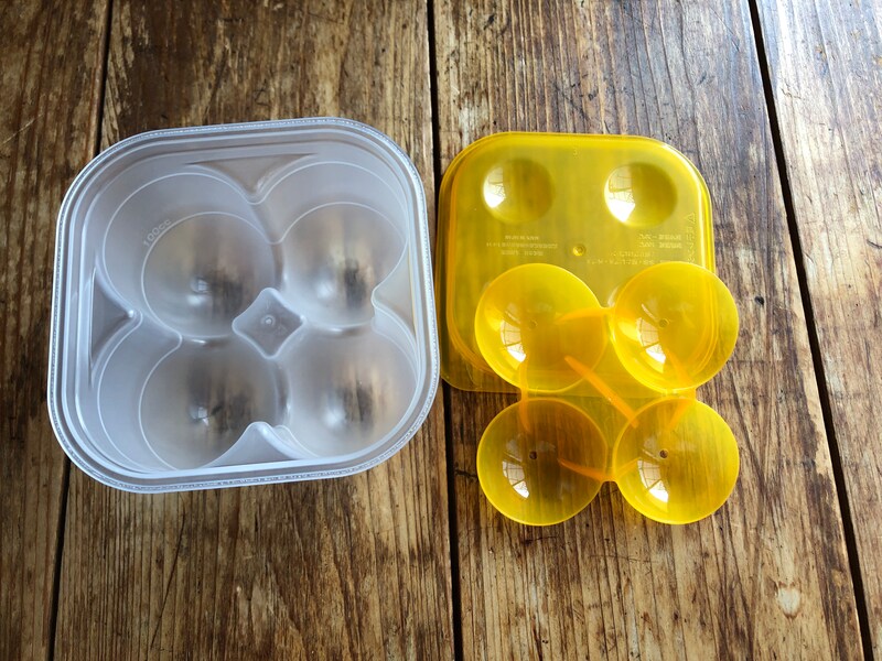 ダイソーの「味付けたまごメーカー」は、本体と落とし蓋、外蓋の3つのパーツでできている