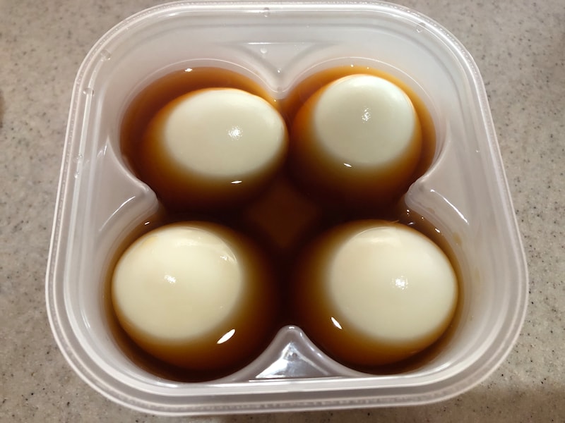 ダイソーの「味付けたまごメーカー」にゆで卵を入れる