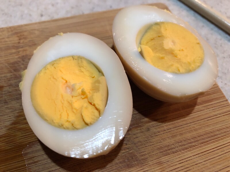 味付けたまごを半分にカット