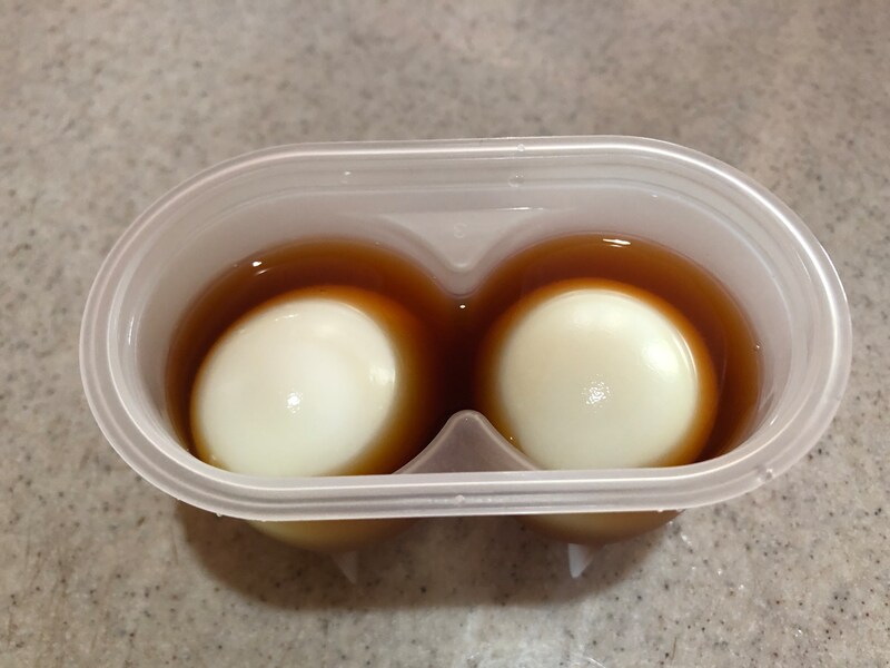 ダイソーの「味付け卵職人（2個用）」にゆで卵と調味料を入れる