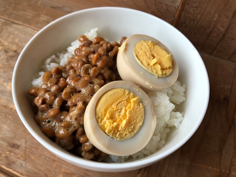 出来上がった味付けたまごは、納豆ご飯のトッピングに