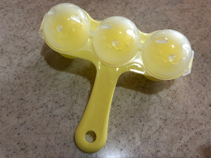 ダイソーの「ふってポン！ふりふりごはんボール」なら、簡単にコロコロおにぎりができる