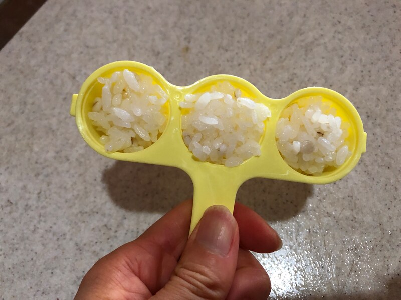 ダイソーの「ふってポン！ふりふりごはんボール」のふちまでご飯を入れる