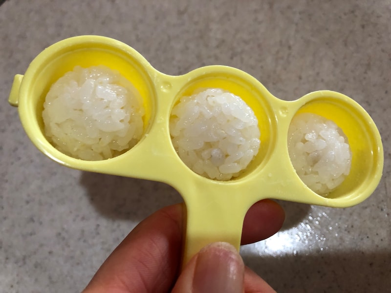 ダイソーの「ふってポン！ふりふりごはんボール」のふたをして、20回ほど振る