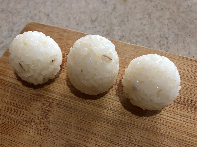 小さいお子さんでも食べやすいサイズのおにぎり