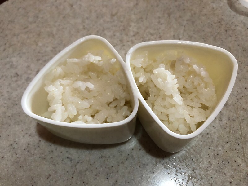 ダイソーの「かんたんおにぎり器」にご飯を入れる