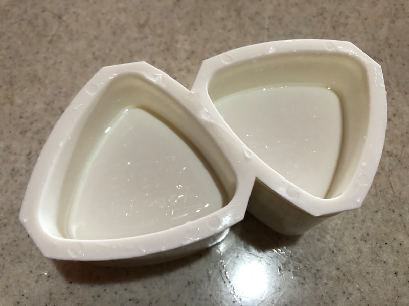 ダイソーの「かんたんおにぎり器」のふたをして強めに押す
