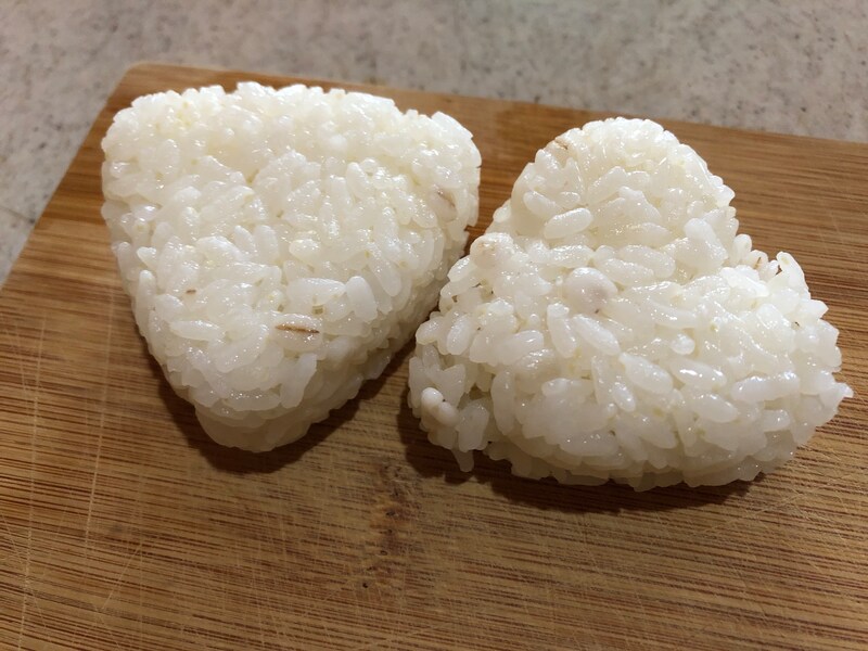 同じサイズのおにぎりが2個できる