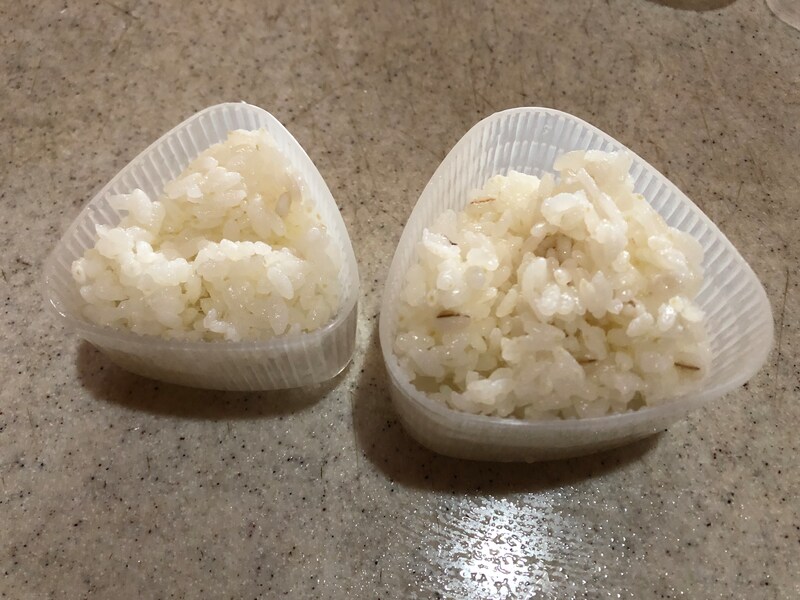 ダイソーの「おにぎり器　三角大小セット」の容器にご飯を入れる