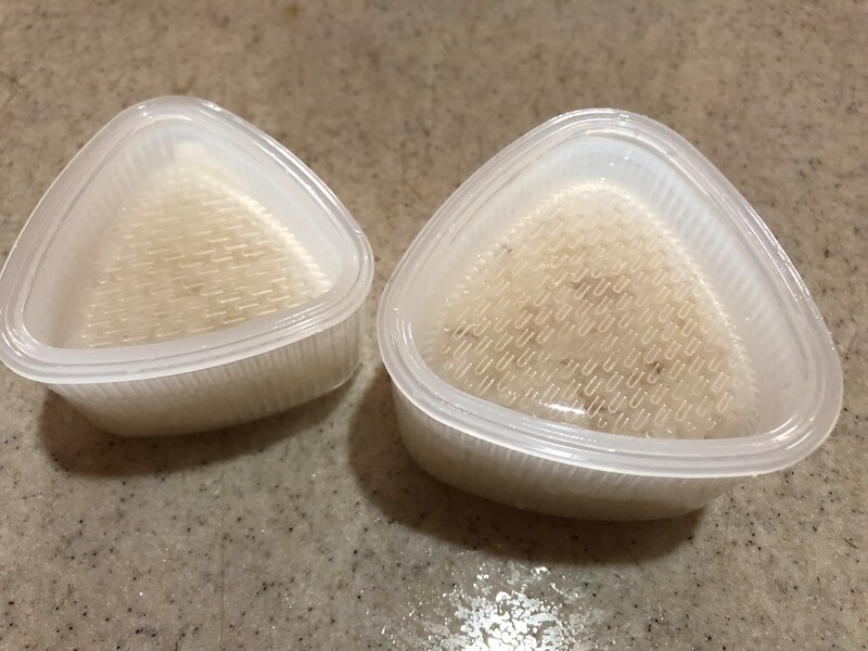 ダイソーの「おにぎり器　三角大小セット」のふたをして強くおさえる