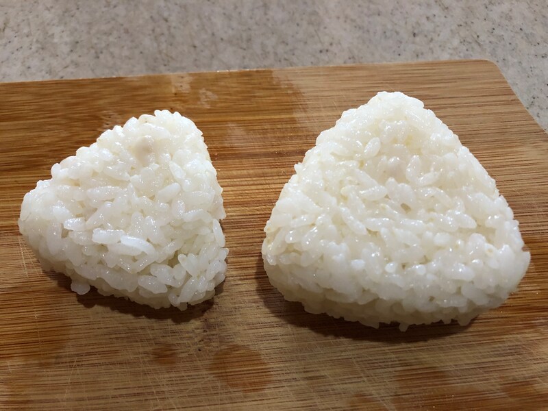 大小2つのおにぎりが出来上がる
