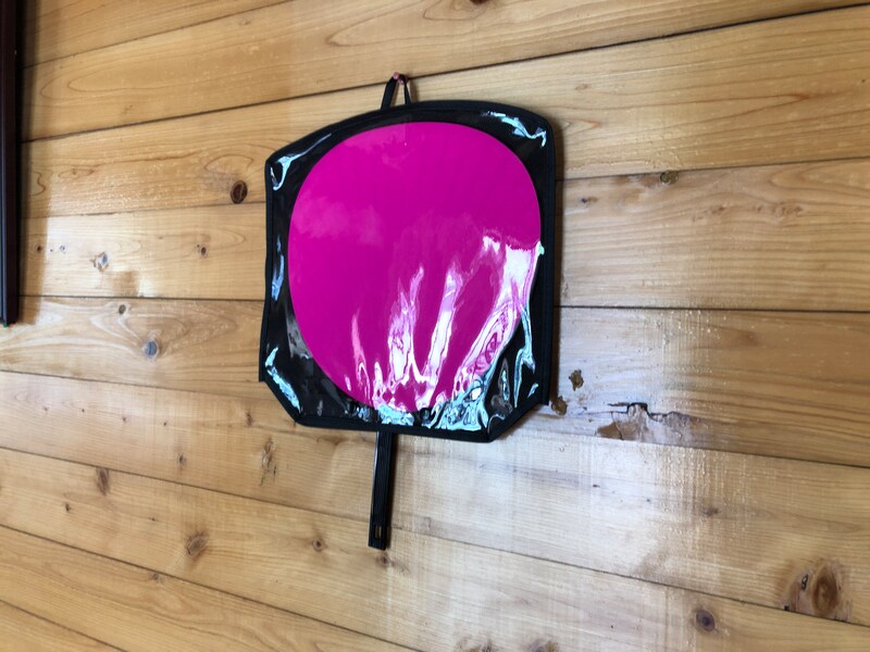 ダイソーの「うちわカバー」はループ付きで壁掛けもできる