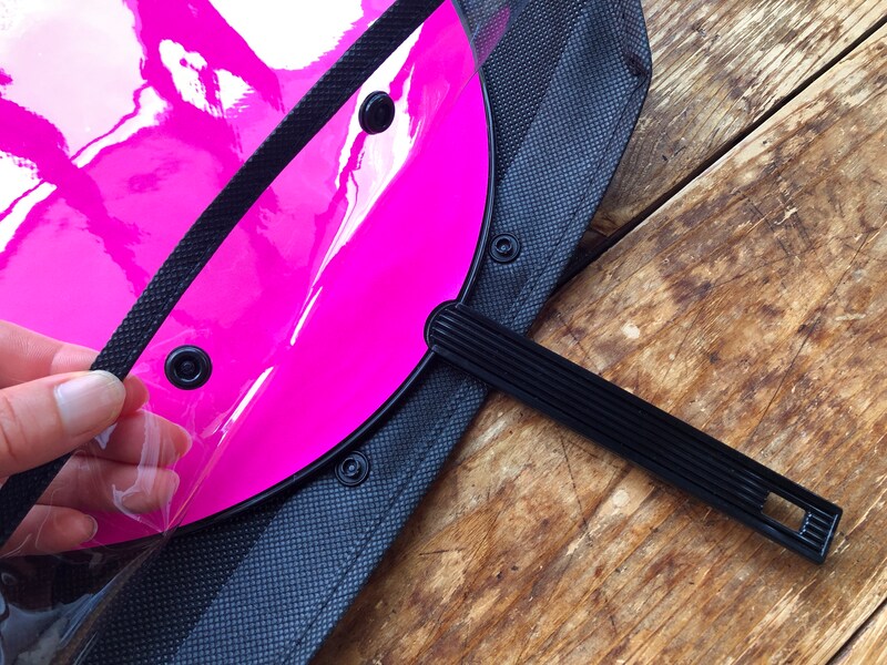 ダイソーの「うちわカバー」は下にボタンがついている