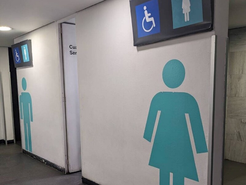 メキシコシティ国際空港のトイレの入り口。ピクトグラムも日本と変わらない（※写真撮影：由比理恵子）
