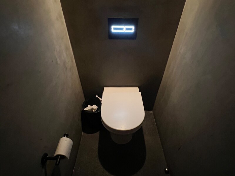 最新式のトイレに見えても紙を流せないことがあるので注意！