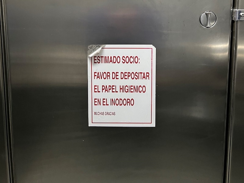 トイレットペーパーが流せるトイレの場合には、「使用した紙は便器に流してください」という注意書きがある