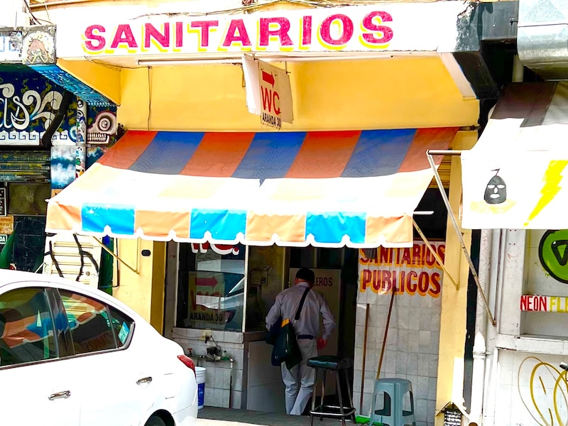 メキシコの街中にある公衆有料トイレ