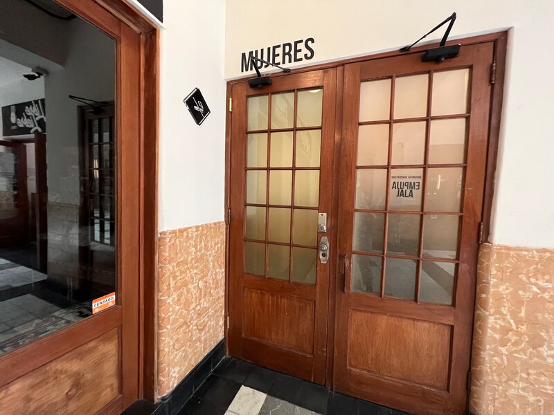 「Mujeres」と表記された女性用トイレの入り口