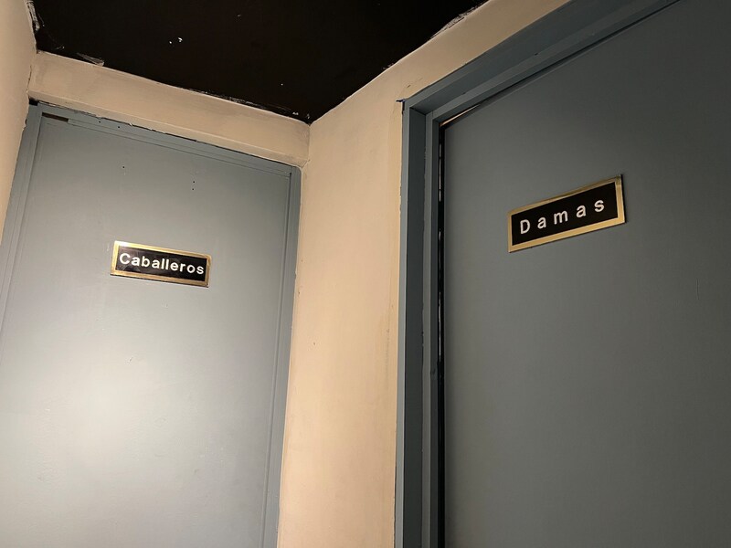 「Caballeros（男性）」と「Damas（女性）」と表記されている場合も