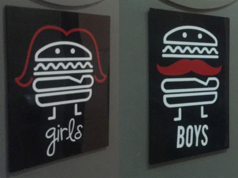 ファストフード店の子ども用トイレの男女マーク