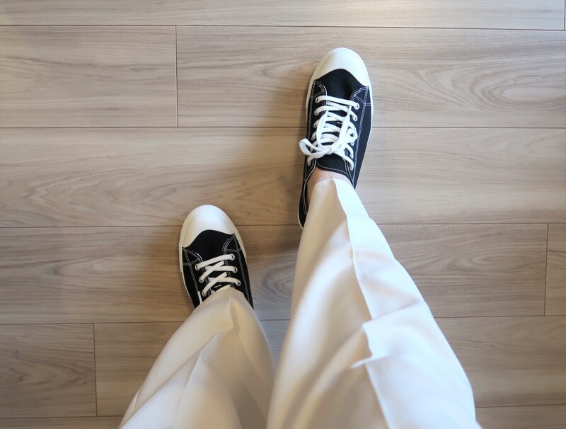 ボトムスを選ばないシンプル＆ベーシックさが魅力です