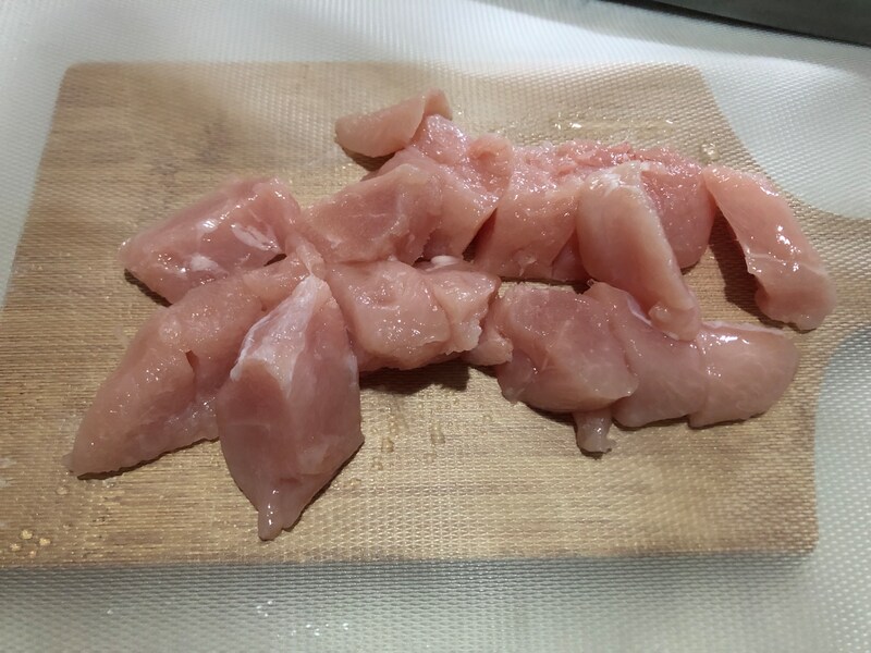ダイソーの「まな板シート」を使用して鶏肉をカット