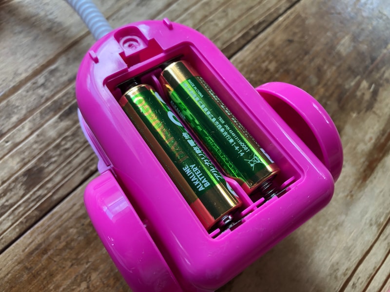 ダイソーの「ミニ掃除機」に単3乾電池を2本入れる