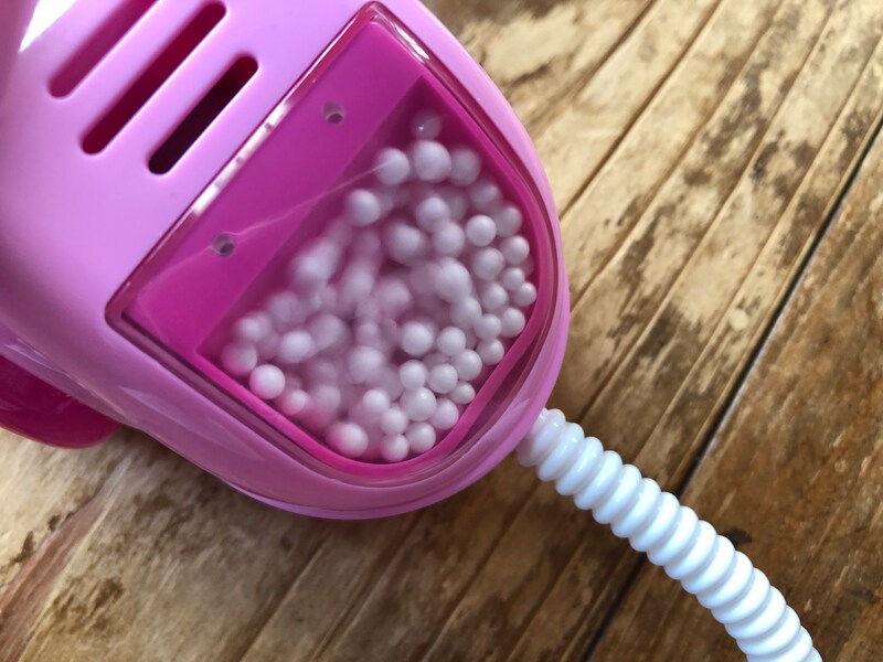 ダイソーの「ミニ掃除機」のスイッチを入れると、ボールが回転する