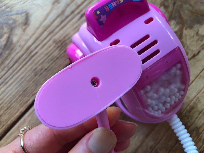 ダイソーの「ミニ掃除機」には吸い込む機能はない