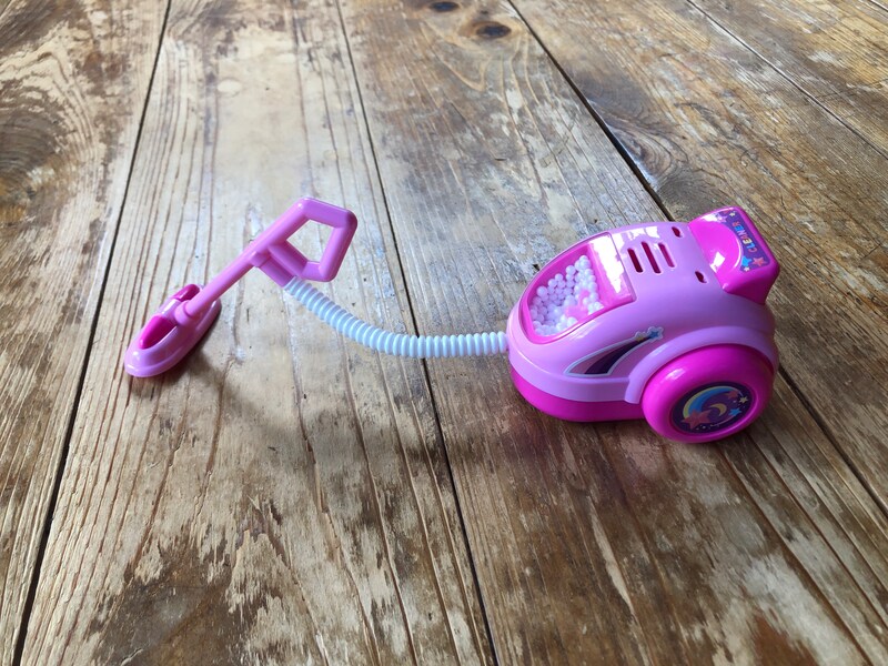 ダイソーの「ミニ掃除機」は操作もシンプル