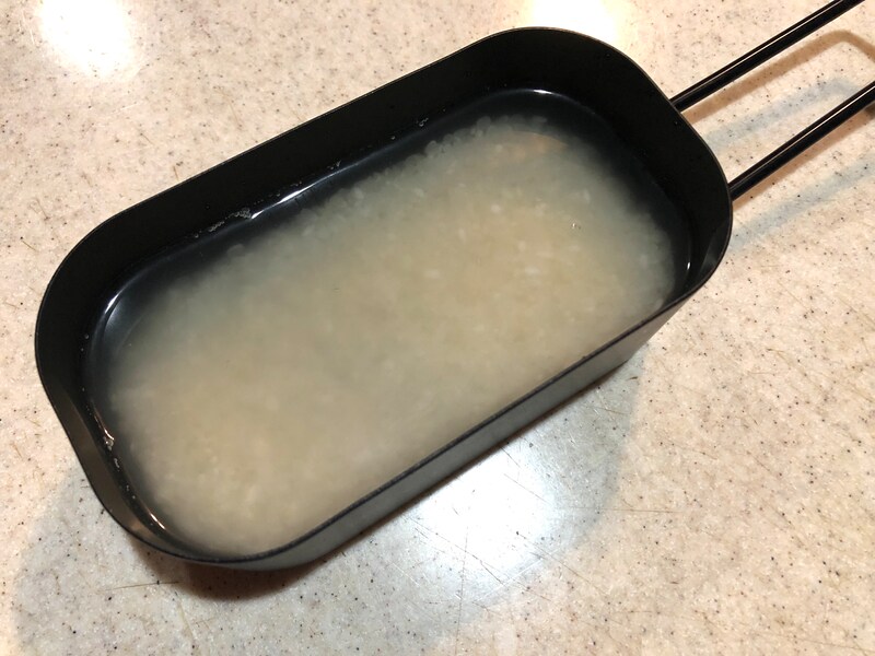 お米を研いで、水と一緒にメスティンに入れる
