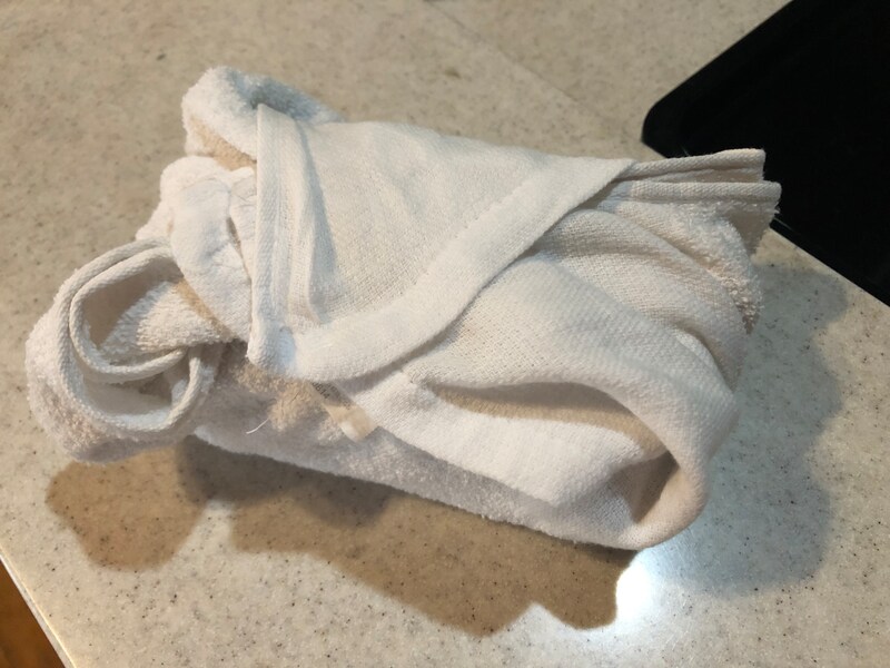 固形燃料がなくなったら炊飯完了。ひっくり返してタオルで包んで10分ほど蒸らす