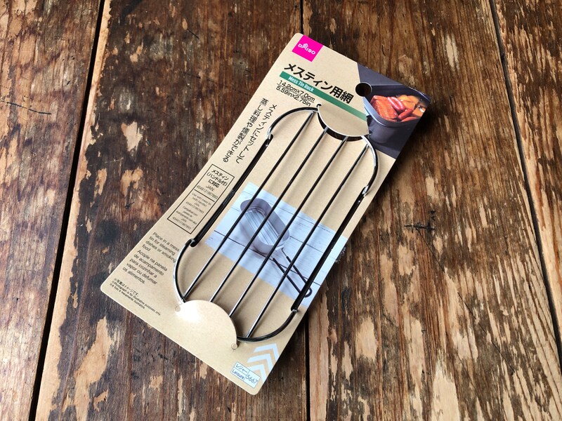 メスティン用網があると、蒸し料理や燻製ができる