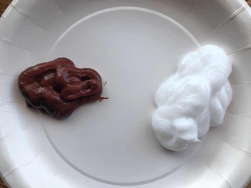 ダイソーの「マロンブラウン　MB5」の薬剤1（左）と薬剤2（右）