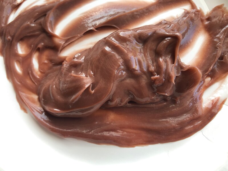 ダイソーの「マロンブラウン　MB5」の薬剤1と薬剤2を混ぜる