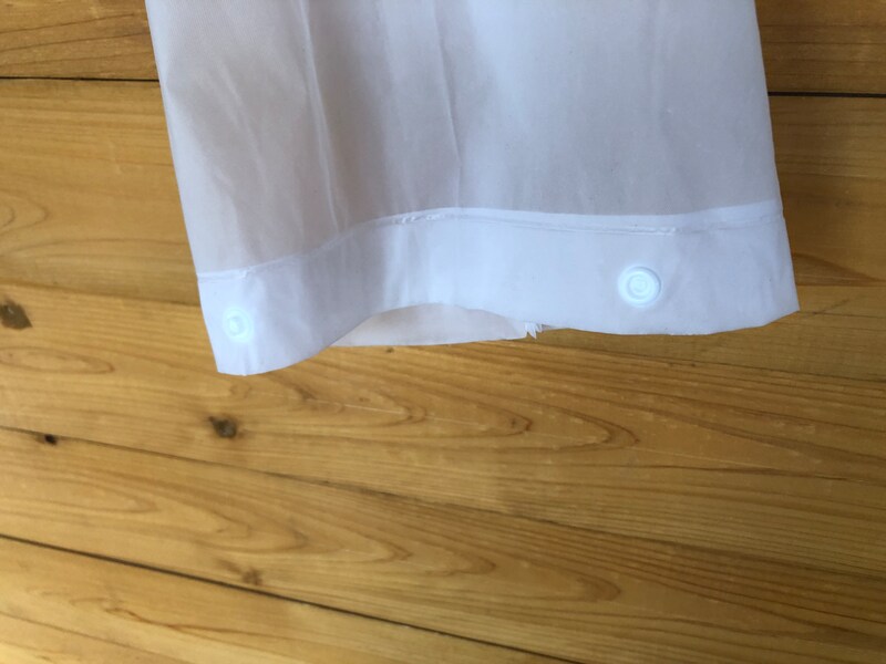 ダイソーの「レインズボン」は裾にボタンがある