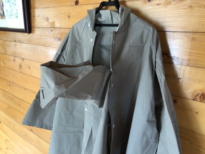 ダイソーの「赤ちゃんを抱っこしたまま着れるレインコート」は、赤ちゃんがいても安心