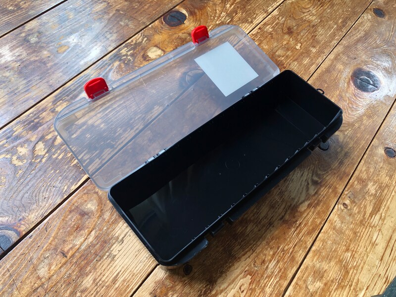 ダイソーで売っている「リボロス 3L331 ブラック」に仕切りはついていない