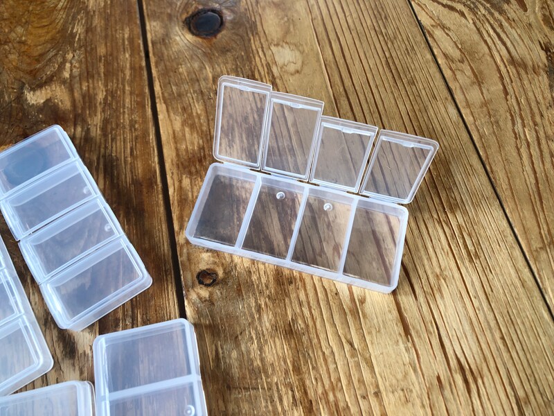 ダイソーで買える「リボロス　ポケットパーツ6P」は1ケースに4つの収納場所がある