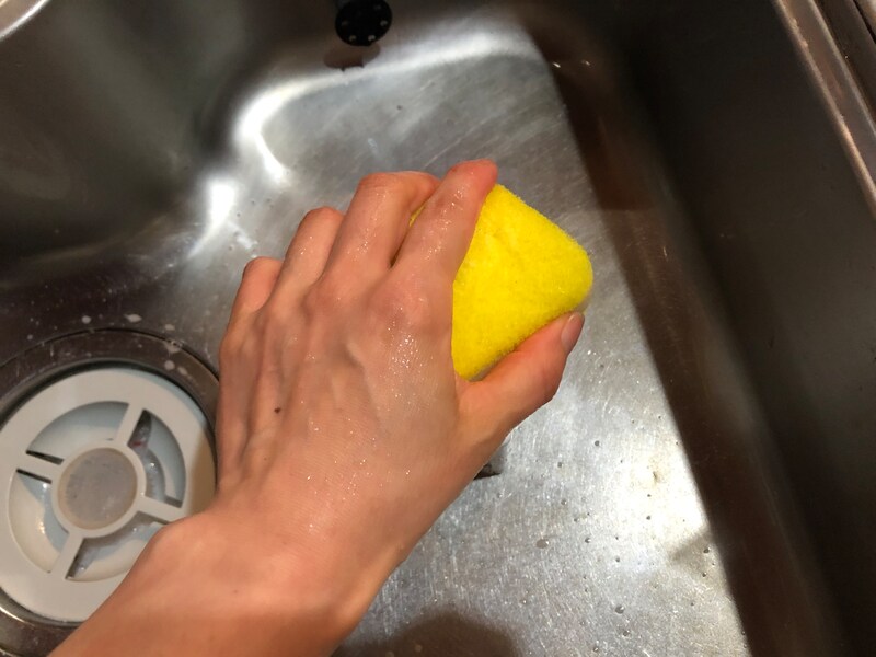 ダイソーの「らくらく洗剤ボトル」にスポンジを押し当てる