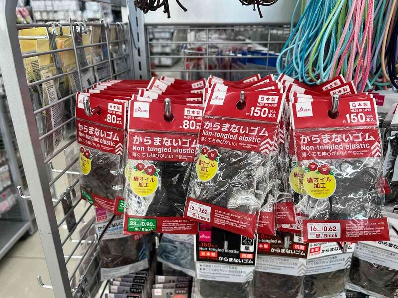 ダイソーの「からまないゴム（黒、椿オイル加工、150本）」