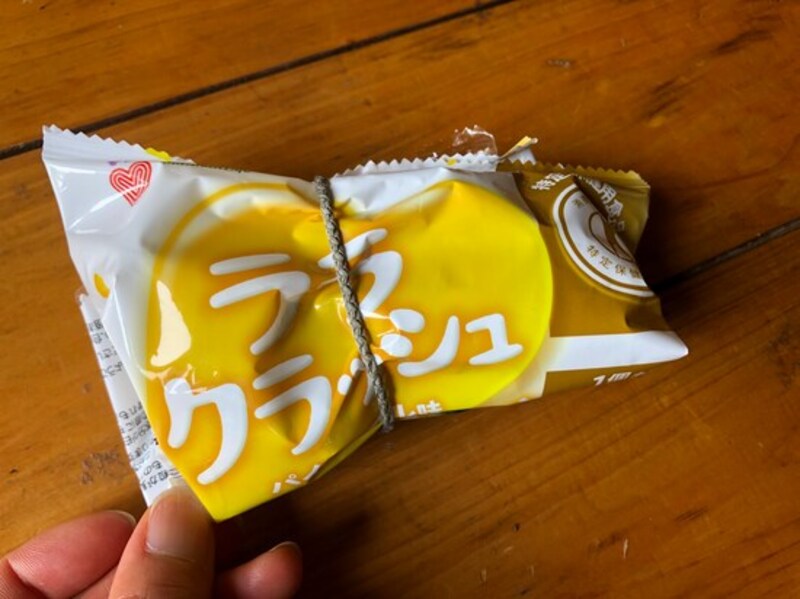 ダイソーの「ヘアゴム(ミックスセット、12本)」はお菓子の袋をとめておくのも便利