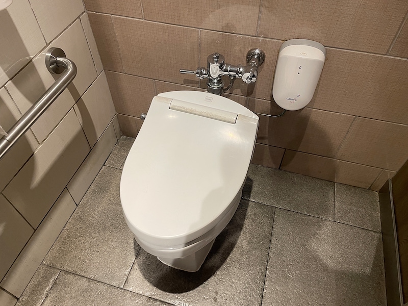 ジャカルタの高級ショッピングモールに設置されていた水洗トイレ