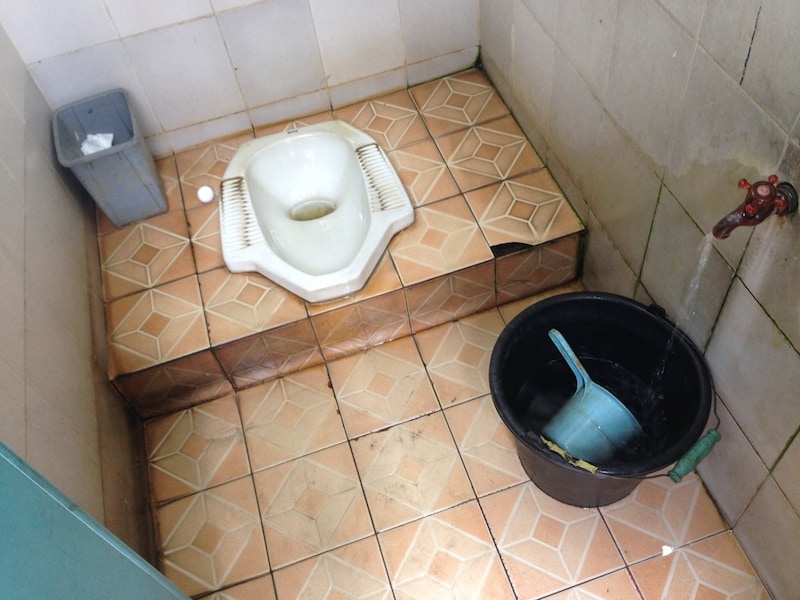 画像右側にある手桶で水をくんで排泄物を流す