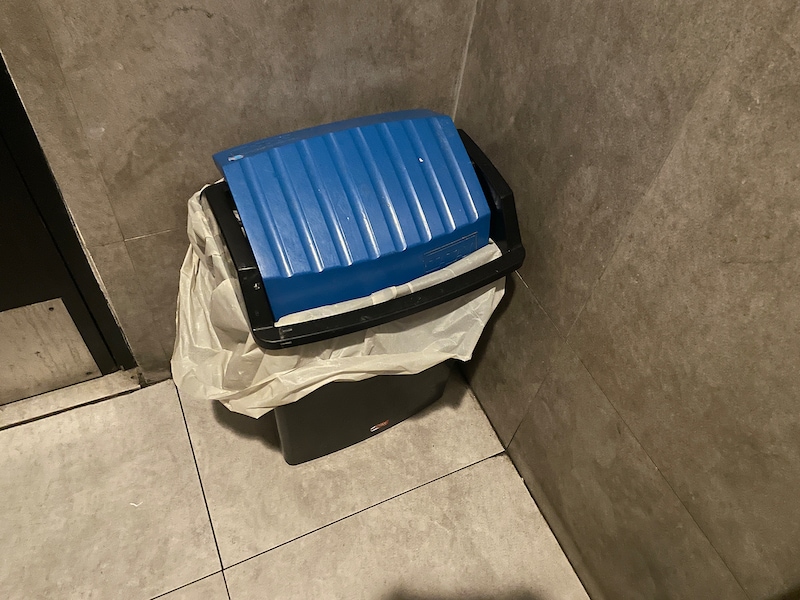 基本的に紙は水に流せず、トイレ脇に設置されたゴミ箱に捨てることが多い