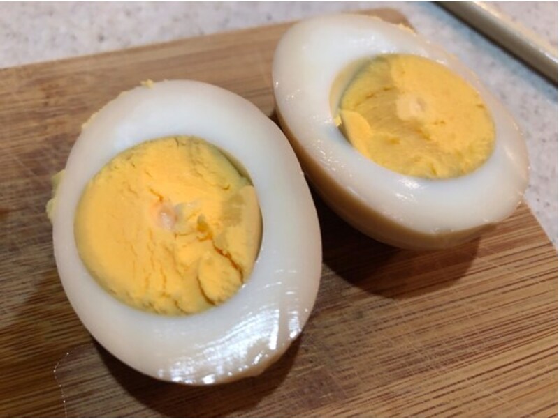 味付けたまごを半分にカット