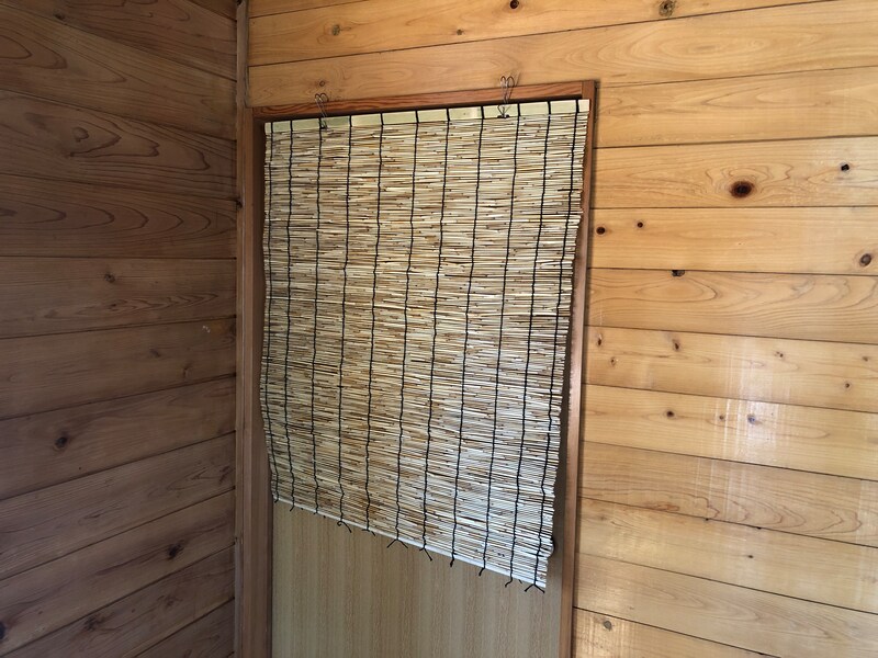 ダイソーの「天津すだれ」は葦の自然な雰囲気が出ている