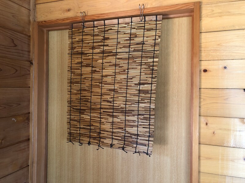 ダイソーの「いぶしすだれ」は色味が濃いめ