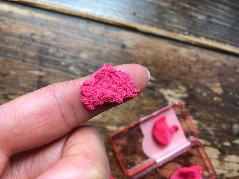 ダイソーの「ジュースみたいな！ねり消しゴム」の切れた部分は、フワッとしている